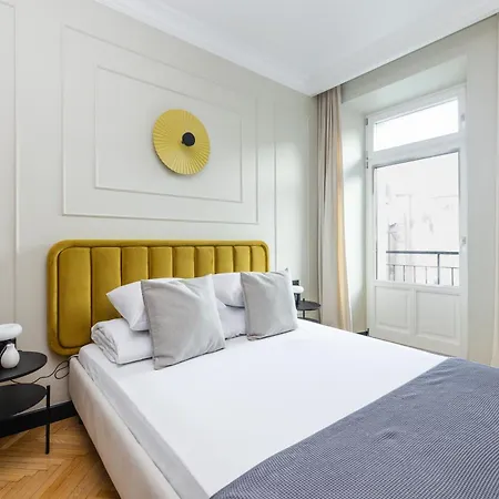 Vintage Sun Stay With Balcony-3Br-Old Town *