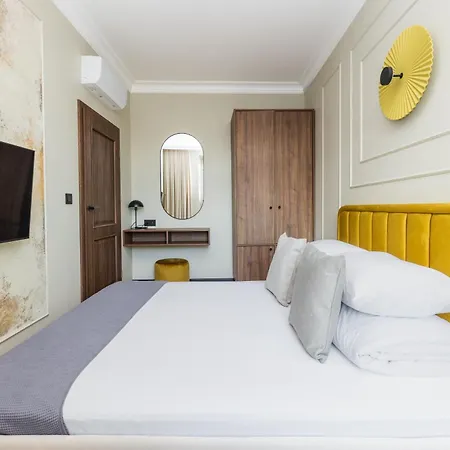Vintage Sun Stay With Balcony-3Br-Old Town Apartmán